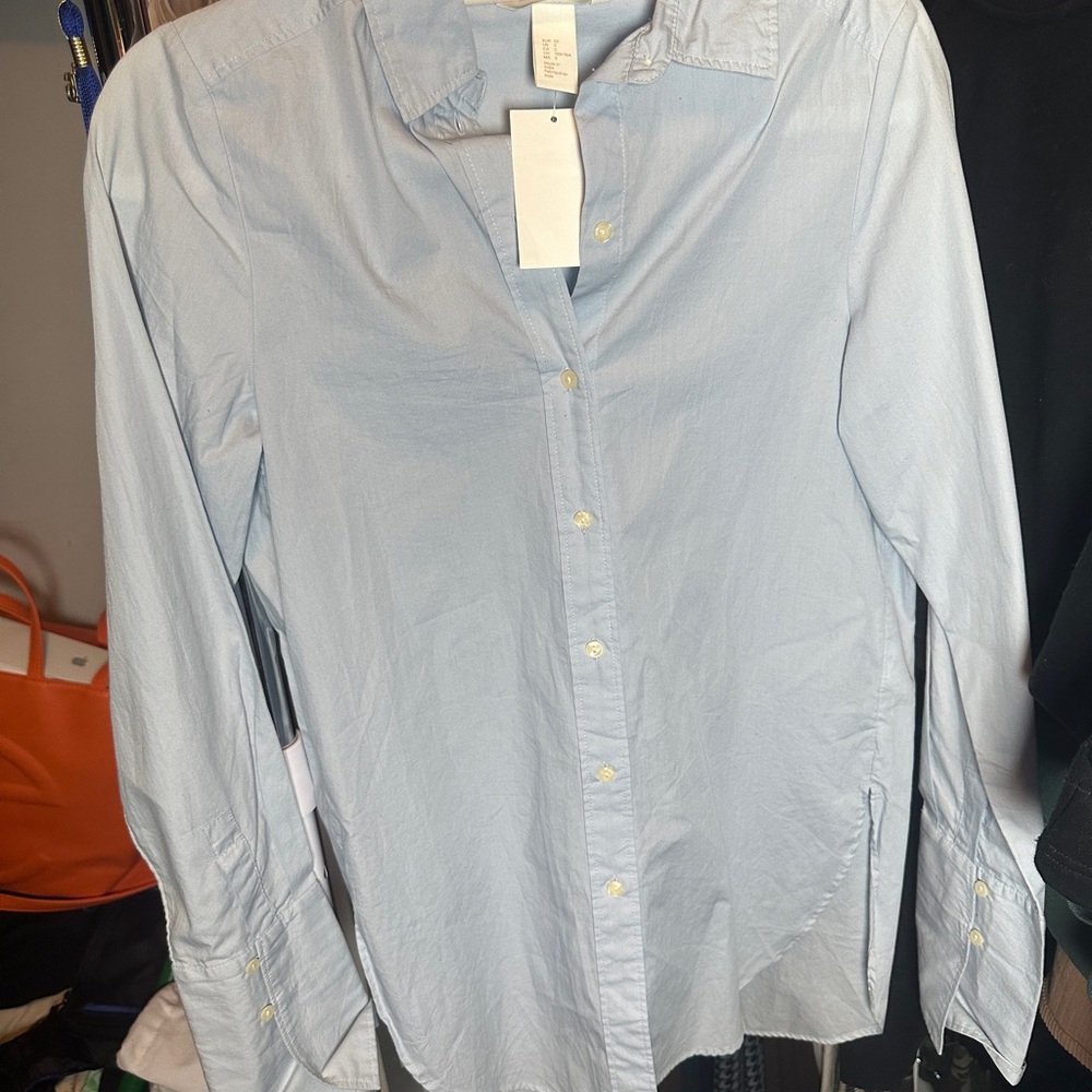 H&M Light Blue Button Down Shirt with Classic Collar and Relaxed Fit